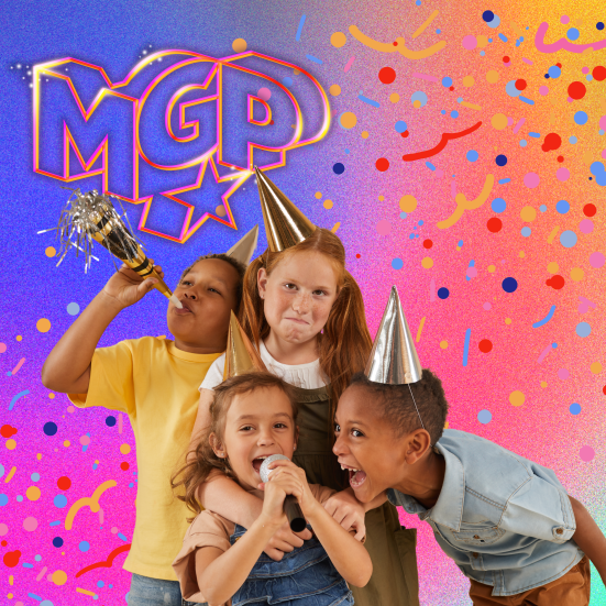 Fire børn med festhatte, truthorn og en hjemmelavet mikrofon. 