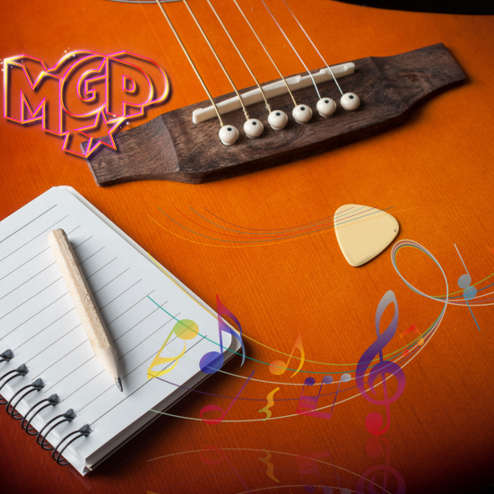 En guitar hvorpå der ligger en linjeret blok og en blyant. På guitaren er der også indsat noder i forskellige farver.