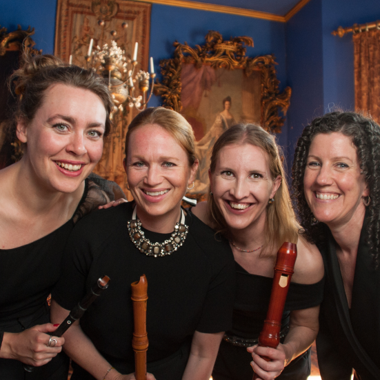 Fire smilende og velklædte kvinder i barokke omgivelser med blokfløjter. 