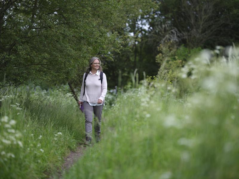 Birgit Juel Martinsen går i den grønne natur