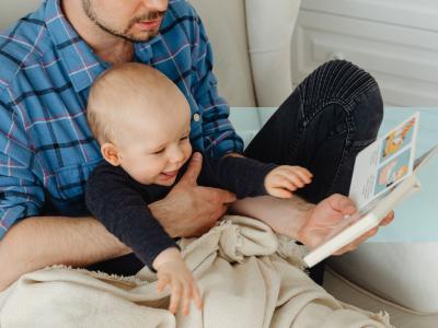 En far læser højt for sit barn. 